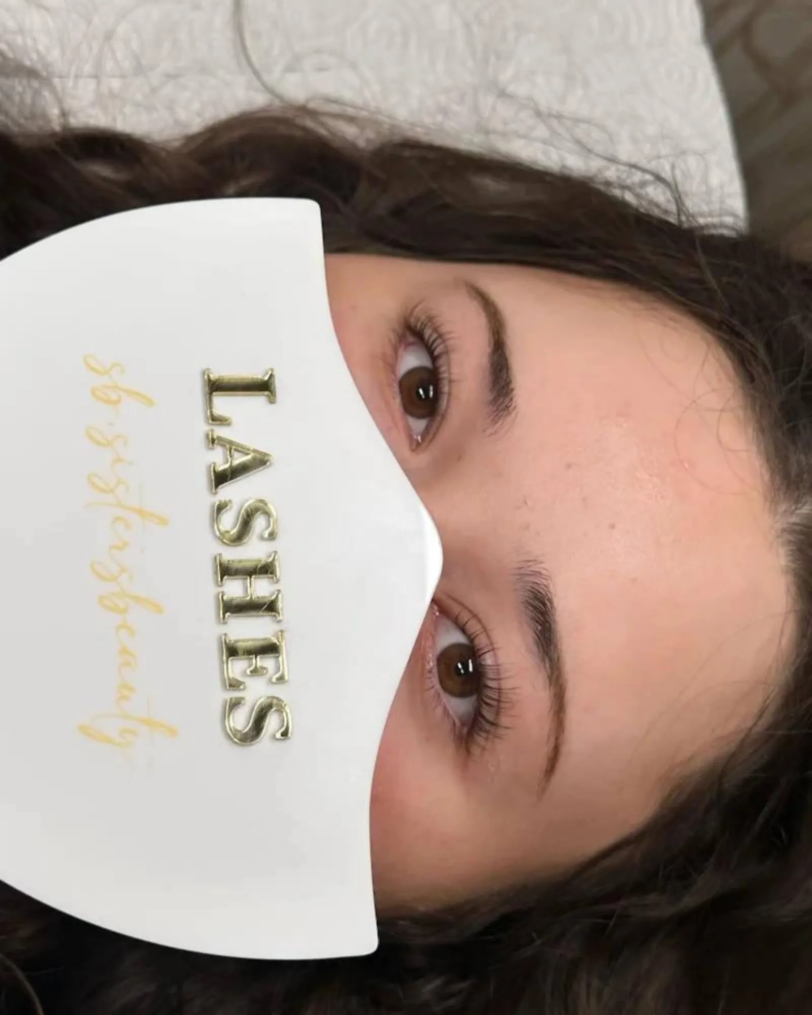 Wimpernlifting-Behandlung mit Silikon-Pad und geschwungenen Naturwimpern.